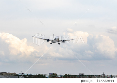 着陸態勢に入る大型旅客機と秋の雲空 飛行機・交通イメージ 着陸態勢に入る大型旅客機と秋の雲空 飛行機・交通イメージ 142288644