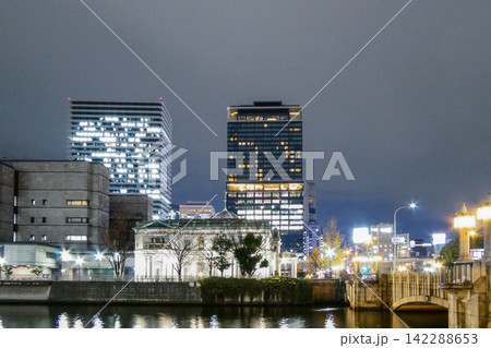 川沿いに建つ歴史的建造物と近代的な高層ビルの夜景 川沿いに建つ歴史的建造物と近代的な高層ビルの夜景 142288653
