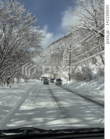 冬の朝、凍結した道路 冬の朝、凍結した道路 142288693