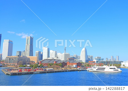 神奈川県横浜市、横浜赤レンガ倉庫とランドマークタワーの風景 神奈川県横浜市、横浜赤レンガ倉庫とランドマークタワーの風景 142288817