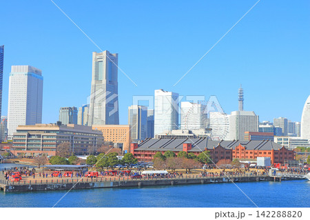 神奈川県横浜市、横浜赤レンガ倉庫とランドマークタワーの風景 142288820