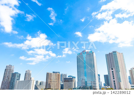 オフィスビルとタワーマンションの並ぶ風景 142289012
