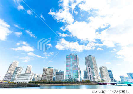 オフィスビルとタワーマンションの並ぶ風景 142289013