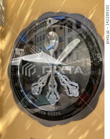 Unique creative wall clock made of metal spoons and forks on a house facade 142289102