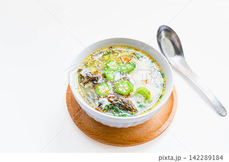 もずくと豆腐とオクラの酸辣湯風 もずくと豆腐とオクラの酸辣湯風 142289184
