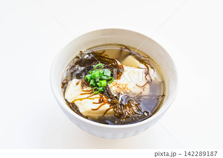 もずくと豆腐のスープ もずくと豆腐のスープ 142289187
