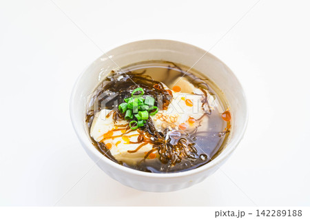 もずくと豆腐の酸辣湯風 もずくと豆腐の酸辣湯風 142289188