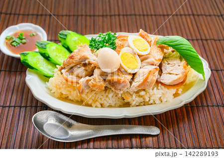 鶏もも肉のチキンステーキをのせたアジアン風炊き込みご飯 鶏もも肉のチキンステーキをのせたアジアン風炊き込みご飯 142289193