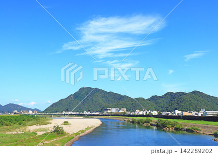岐阜県岐阜市、長良川と金華山の風景 142289202