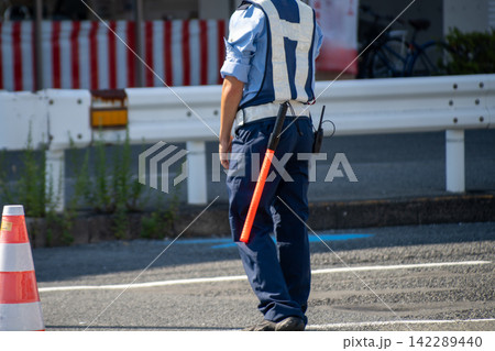 祭り会場周辺で交通整理を行う誘導員 142289440