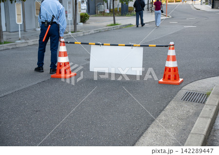 祭り会場の交通規制区間で誘導を行う警備員 祭り会場の交通規制区間で誘導を行う警備員 142289447