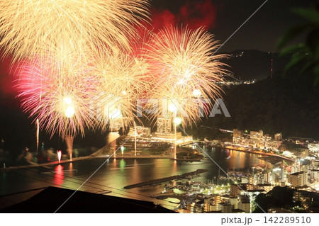 熱海花火大会と海上花火の夜景を俯瞰する 142289510