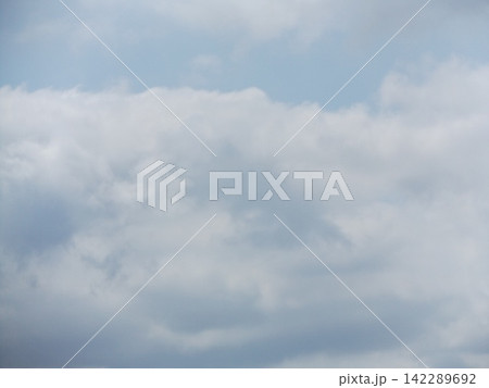 稲毛海岸での青空と白い雲 142289692