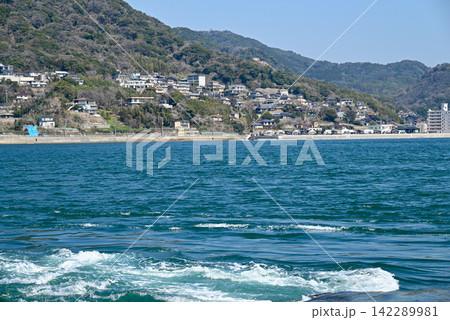 関門海峡・早鞆の瀬戸の激しい潮流と対岸（山口県下関市）の風景 142289981