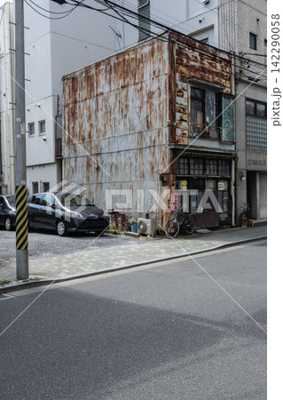 全面を覆う激しい赤錆が歴史を物語る、昭和レトロなトタン張りの古い店舗兼住宅 全面を覆う激しい赤錆が歴史を物語る、昭和レトロなトタン張りの古い店舗兼住宅 142290058