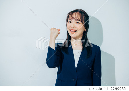 笑顔でガッツポーズをする女性 笑顔でガッツポーズをする女性 142290083