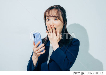 スマホを操作する若い女性 142290114