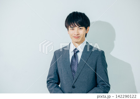 カメラ目線で笑顔の若い男性 カメラ目線で笑顔の若い男性 142290122