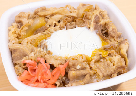 紅生姜と半熟卵をのせた美味しい牛丼弁当 紅生姜と半熟卵をのせた美味しい牛丼弁当 142290692