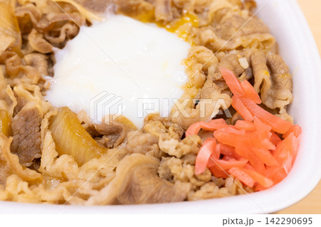 紅生姜と半熟卵をのせた美味しい牛丼弁当 142290695