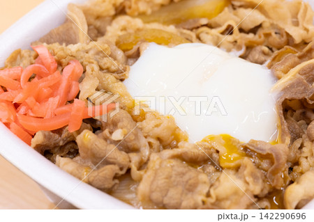 紅生姜と半熟卵をのせた美味しい牛丼弁当 紅生姜と半熟卵をのせた美味しい牛丼弁当 142290696