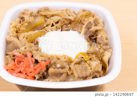 紅生姜と半熟卵をのせた美味しい牛丼弁当 紅生姜と半熟卵をのせた美味しい牛丼弁当 142290697