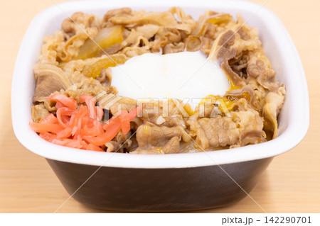 紅生姜と半熟卵をのせた美味しい牛丼弁当 紅生姜と半熟卵をのせた美味しい牛丼弁当 142290701