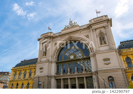 ハンガリー ブダペスト。ブダペスト東駅(Keleti)の重厚で美しい歴史的駅舎 ハンガリー ブダペスト。ブダペスト東駅(Keleti)の重厚で美しい歴史的駅舎 142290797