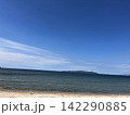 青い空と海と島 142290885