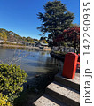 赤いポストと秋の空 142290935