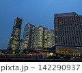 ランドマークタワーを見上げる 142290937