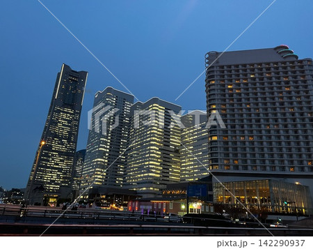 ランドマークタワーを見上げる 142290937