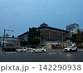 夕方の大通りに続く道 142290938