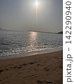 太陽が反射する海 142290940
