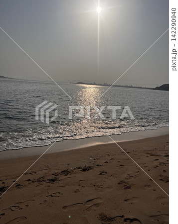 太陽が反射する海 142290940