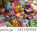 カラフルなお菓子 142290994