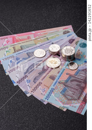 Uzbekistan, uzbek paper banknotes som for settlements and financial transactions. Uzbek som Uzbekistan, uzbek paper banknotes som for settlements and financial transactions. Uzbek som 142291652