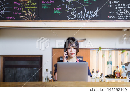 バーカウンター 女性スタッフ 142292149