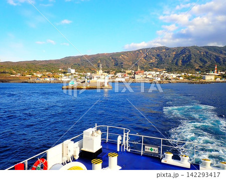 船上から見た伊豆大島と海の風景 船上から見た伊豆大島と海の風景 142293417