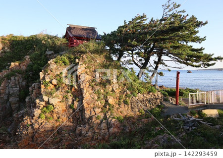 大岩海岸にある「大岩」。青森県西津軽郡深浦町。岩の島の風景 142293459