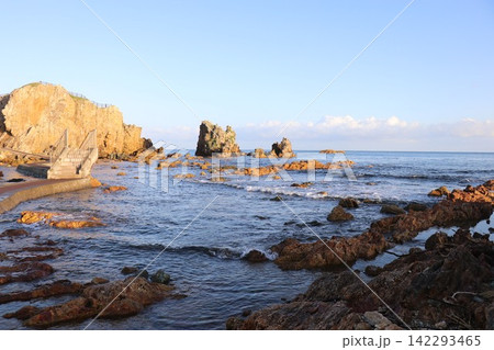 大岩海岸にある「大岩」。青森県西津軽郡深浦町。岩の島の風景 142293465