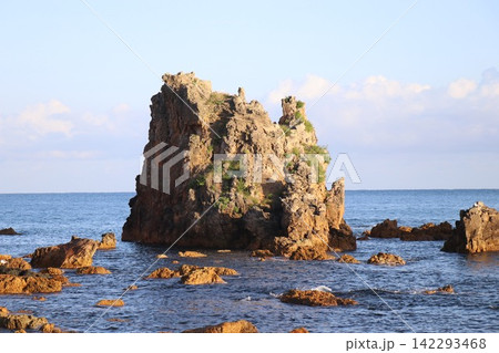 大岩海岸にある「大岩」。青森県西津軽郡深浦町。岩の島の風景 142293468