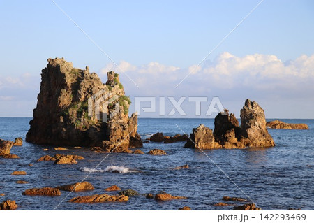 大岩海岸にある「大岩」。青森県西津軽郡深浦町。岩の島の風景 大岩海岸にある「大岩」。青森県西津軽郡深浦町。岩の島の風景 142293469