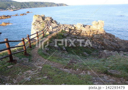 大岩海岸にある「大岩」。青森県西津軽郡深浦町。岩の島の風景 大岩海岸にある「大岩」。青森県西津軽郡深浦町。岩の島の風景 142293479