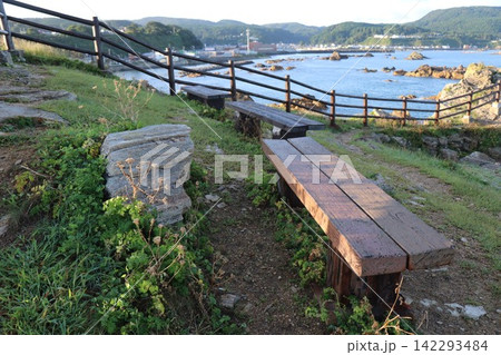 大岩海岸にある「大岩」。青森県西津軽郡深浦町。岩の島の風景 大岩海岸にある「大岩」。青森県西津軽郡深浦町。岩の島の風景 142293484