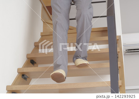 階段を下りるシニア男性の足元 142293925