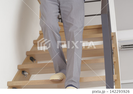階段を下りるシニア男性の足元 階段を下りるシニア男性の足元 142293926