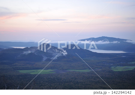 摩周展望台から望む硫黄山と屈斜路湖の雄大な風景 142294142