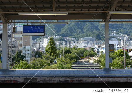 阪神本線大石駅のホーム景観と緑豊かな六甲山の山並み 阪神本線大石駅のホーム景観と緑豊かな六甲山の山並み 142294161