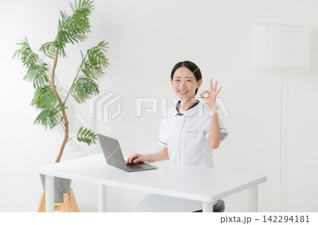 エステの受付の女性 142294181